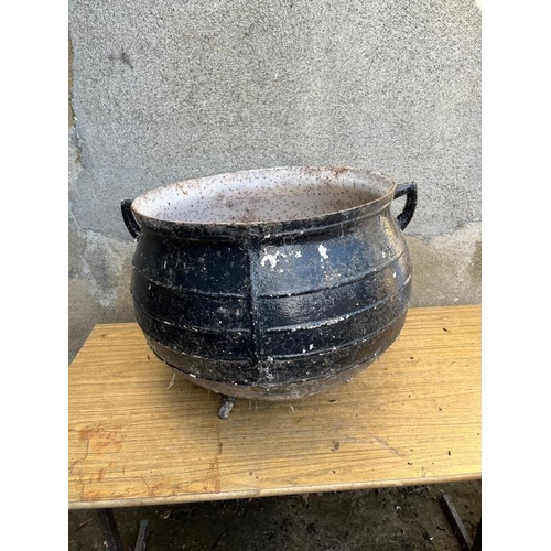 370 - 10 Gallon skillet pot. {56 cm W x 46 cm H}