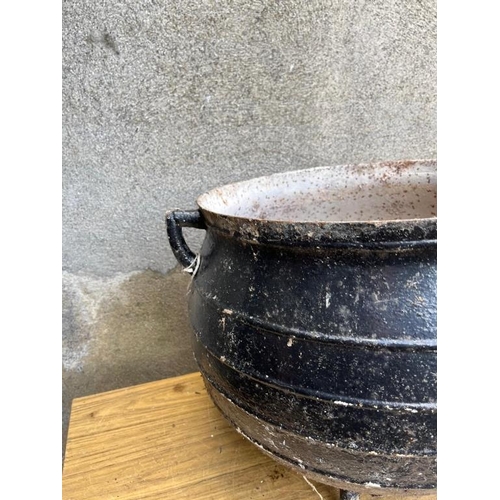 370 - 10 Gallon skillet pot. {56 cm W x 46 cm H}