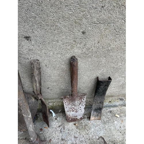 543 - Collection of antique shovel, spade and slean heads.