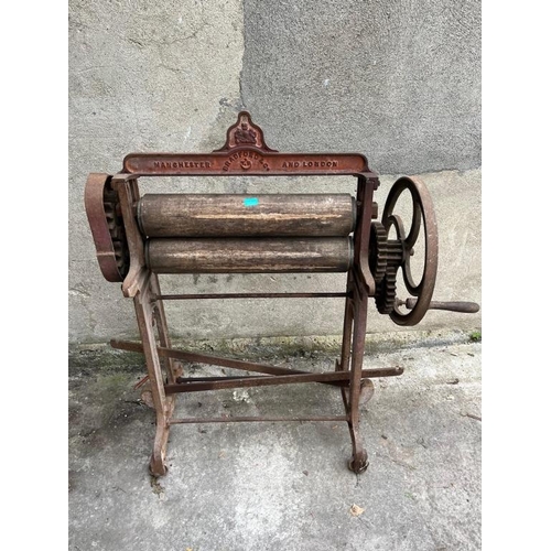 545 - Bradford & Co clothes mangle. {140 cm W x 125 cm H x 50 cm D}