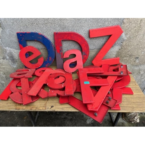 590 - Large selection of plastic lettering.