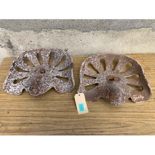 62 - Two cast iron seats. {W 38 cm x H 34 cm}