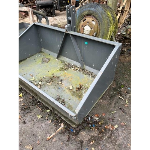 652 - Tractor scoop as new. {150 cm W x 85 cm H x 90 cm D}