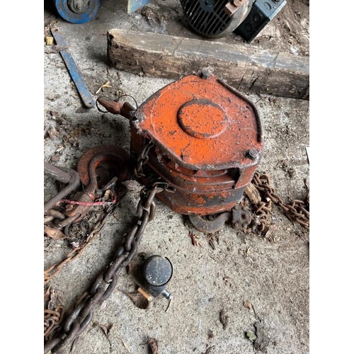 780 - Block and tackle winch and a triangular stand.