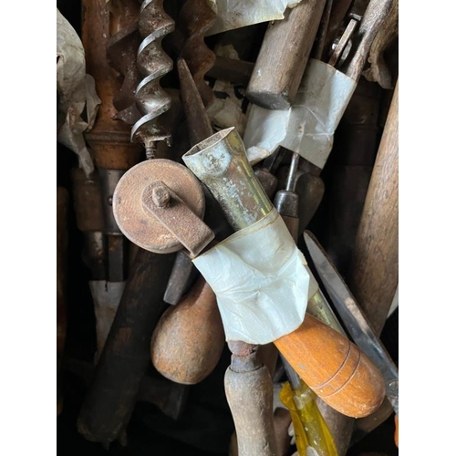 827 - Good selection of vintage carpenters tools.