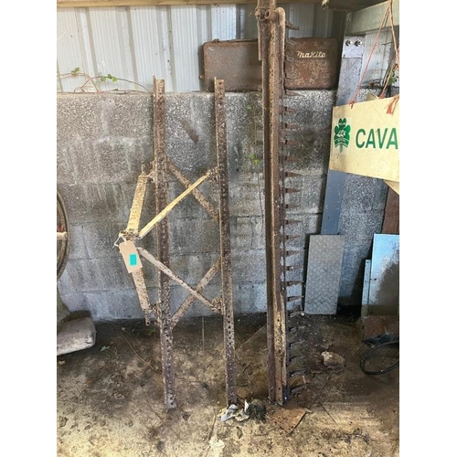 836 - Vintage cutting bar from an International binder {240 cm} and the frame of a Ferguson mowing bar.