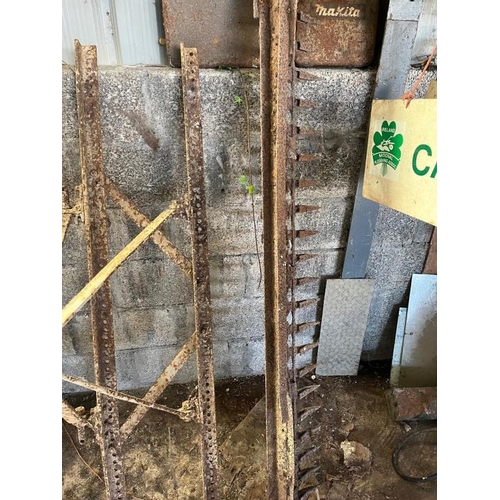 836 - Vintage cutting bar from an International binder {240 cm} and the frame of a Ferguson mowing bar.