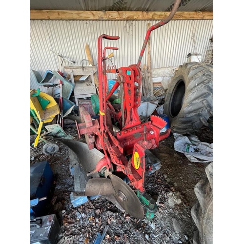 876 - Kverneland match plough with adjustable skinners and discs. Very good condition.