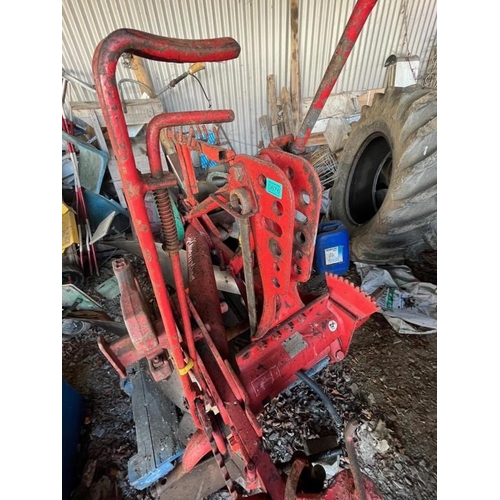 876 - Kverneland match plough with adjustable skinners and discs. Very good condition.