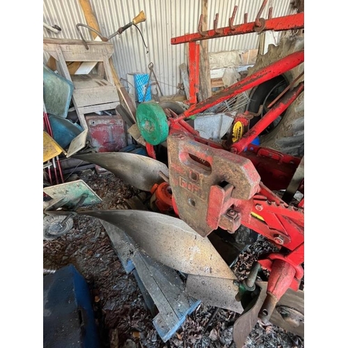 876 - Kverneland match plough with adjustable skinners and discs. Very good condition.