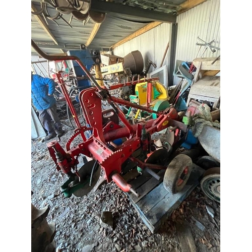 876 - Kverneland match plough with adjustable skinners and discs. Very good condition.