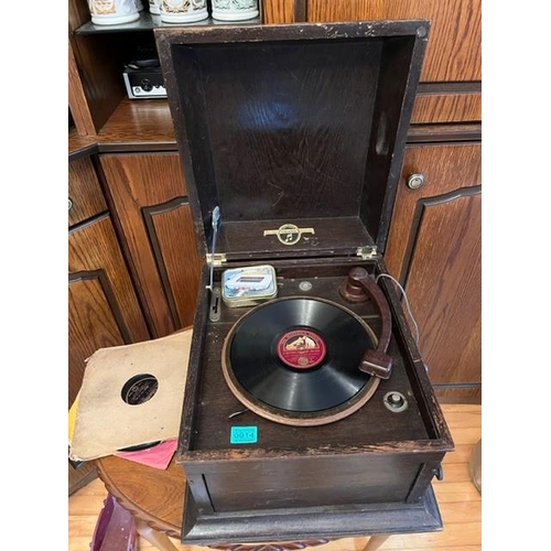 914 - Oak cased Columbia gramophone with record {44 cm W x 34 cm H x 50 cm D}