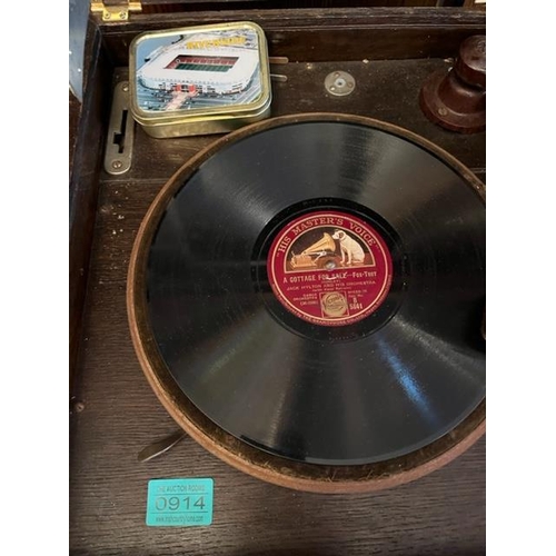 914 - Oak cased Columbia gramophone with record {44 cm W x 34 cm H x 50 cm D}