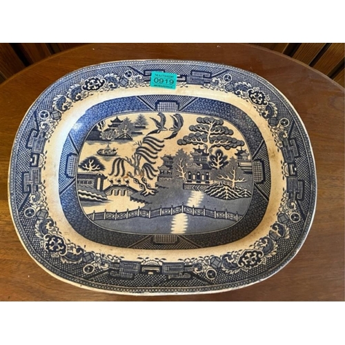 919 - Single willow pattern platter. {41 cm W x 33 cm H}