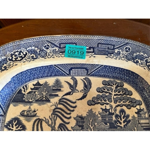 919 - Single willow pattern platter. {41 cm W x 33 cm H}