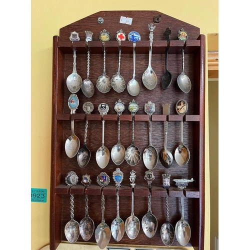 923 - Large collection of decorative souvenir spoons.