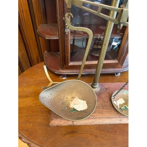 925i - Antique mahogany and brass weighing scales and a curio cabinet. {36 cm W x 42 cm H x 19 cm D}