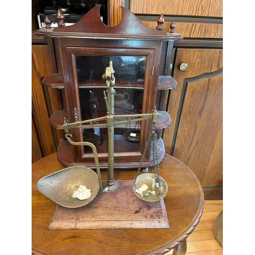 925i - Antique mahogany and brass weighing scales and a curio cabinet. {36 cm W x 42 cm H x 19 cm D}