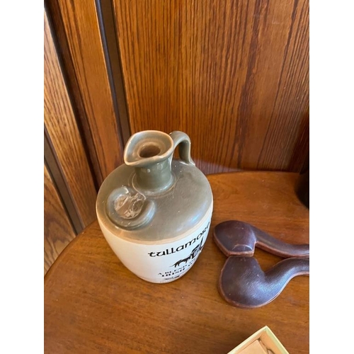 925x - Two pipe holders, earthenware jars, clippers in original box.