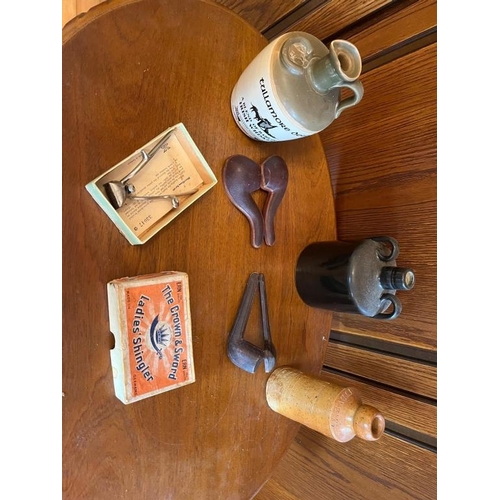 925x - Two pipe holders, earthenware jars, clippers in original box.