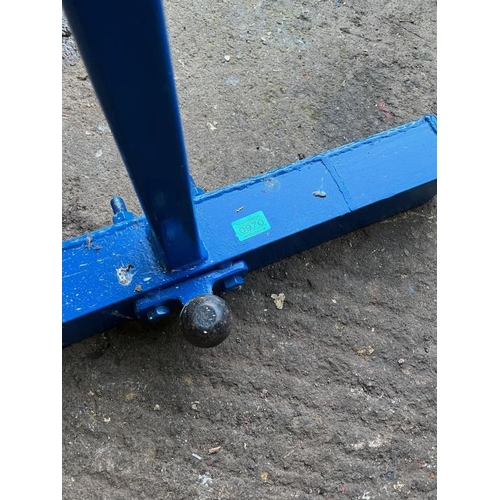 970 - Tractor hitch, useful to pull a car trailer.