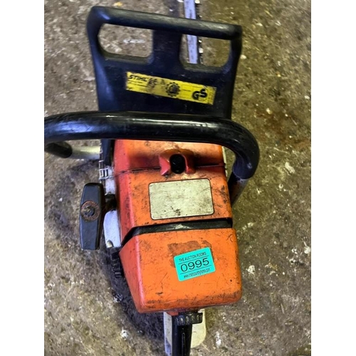 995 - Stihl chainsaw. {85 cm L}