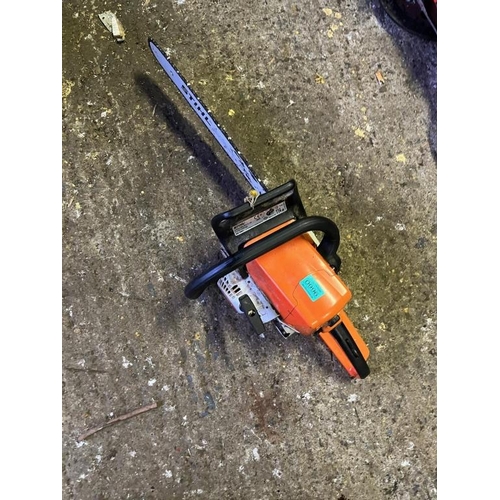 996 - Stihl chainsaw. {75 cm L} {75 cm L}