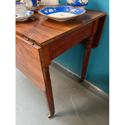 330 - Victorian Mahogany Pembroke Table with Drop Leaves on tapered legs (105cm x 73cm x 106cm - open)