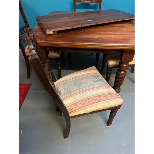 425 - Edwardian Walnut Dining Table (extra leaf) and Four Dining Chairs