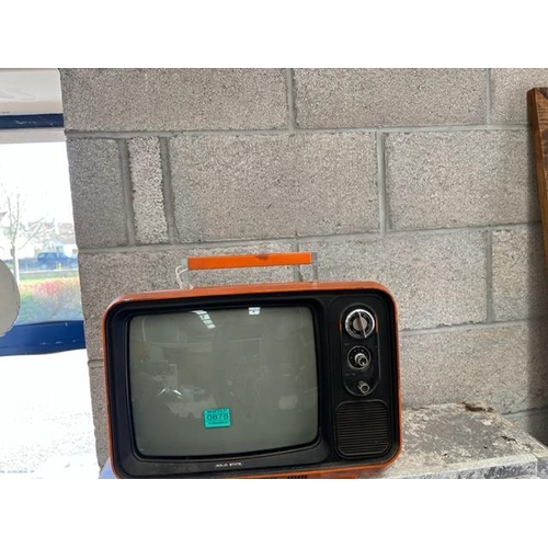 878 - Retro Television with Carrying Handle (40cm x 30cm x 25cm)