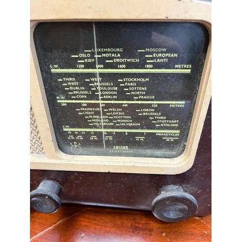 1054 - Vintage Bakelite Radio (40cm x 27cm x 20cm)