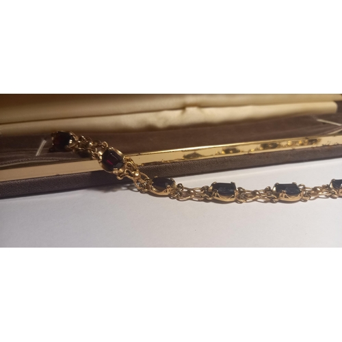 221 - 9 Carat Gold Garnet Bracelet (18cm long)