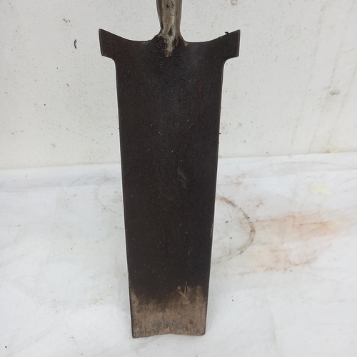 89 - Antique Trench Spade - low mileage