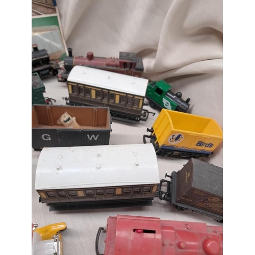 701 - Mixed lot of Train Models and Carriages - some Metal and some Plastic