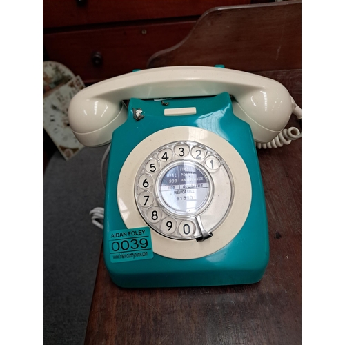 39 - Retro Style Telephone