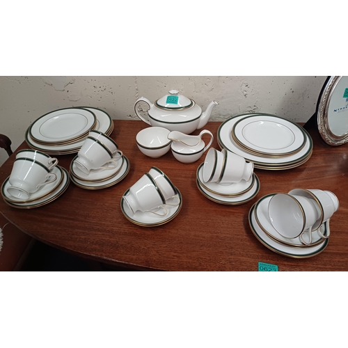 622 - Spode Fine Bone China Dinner Service - serves 6 people (43 Pieces)