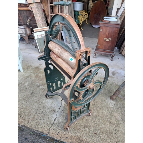 108 - WP Ford Cast Iron Clothes Wringer