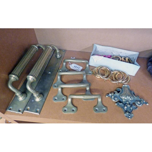 1011 - 4 SMALL BRASS HANDLES, 2 LARGE BRASS DOOR HANDLES LENGTH 28CM, & VARIOUS BRASS RINGS