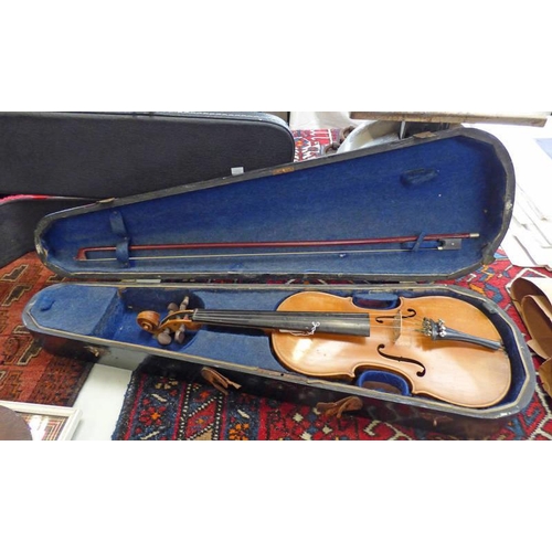 1017 - VIOLIN WITH LABEL INSIDE ANTONIUS STRADIVARIUS MADE IN GERMANY, LENGTH OF BACK 37CM WITH BOW