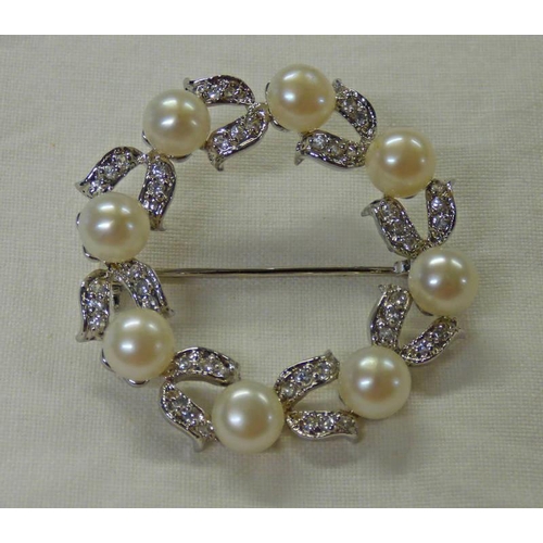 19 - CULTURED PEARL & GEM SET BROOCH IN WHITE METAL