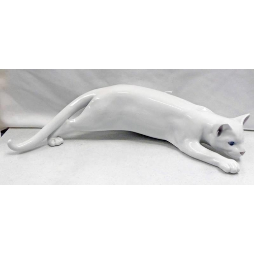 3024 - ROYAL COPENHAGEN WHITE CREEPING CAT - 46 CM LONG