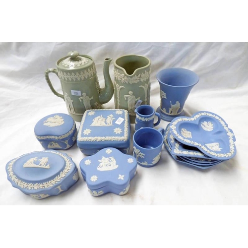 3259 - A GOOD SELECTION OF BLUE AND WHITE WEDGWOOD WARE, 2 PIECES OF GREEN AND WHITE WEDGWOOD SIMILARLY DEC... 