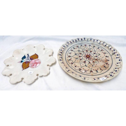 3261 - 2 HARDSTONE PLATES WITH INLAID DECORATION, LARGEST 26CM DIAMETER