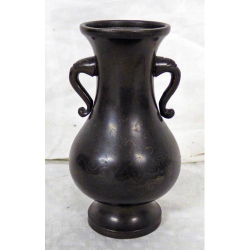 3333 - CHINESE BRONZE 2- HANDLED VASE WITH ENGRAVED FLORAL DECORATION, QING DYNASTY - 12 CM TALL