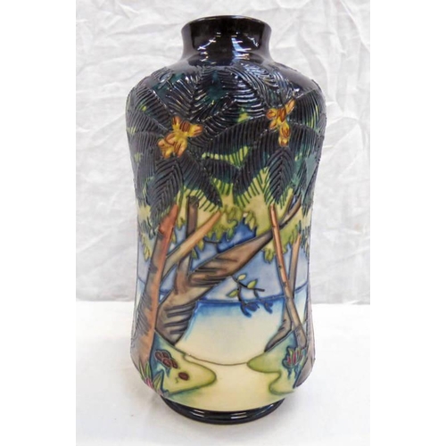 3447 - MOORCROFT VASE WITH KIRBATE PATTERN. MARKED WM, 308,98 KW, 19CM TALL