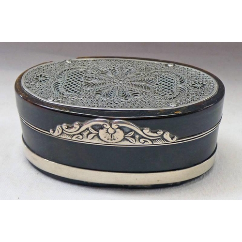 425 - SILVER MOUNTED OVAL HORN SNUFF BOX WITH FILIGREE DECORATED TOP