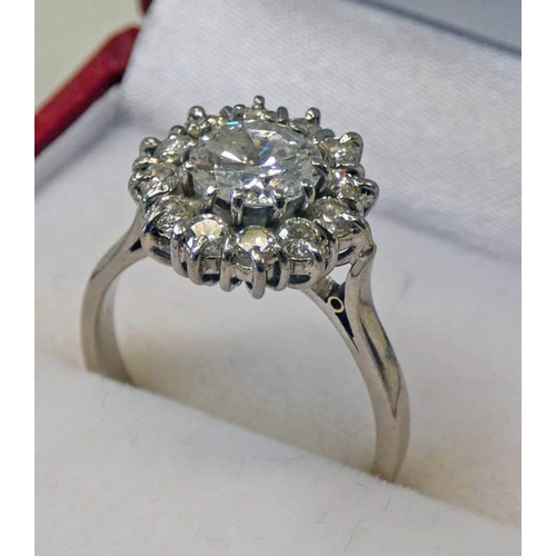 426 - DIAMOND SET CLUSTER RING, THE CENTRE DIAMOND OF APPROX 1.00 CARATS, THE REMAINING DIAMONDS APPROX 0.... 