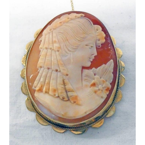 43 - LARGE OVAL CAMEO BROOCH IN 9CT GOLD MOUNT 5.5 X 7.3 CM