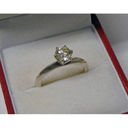 431 - ROUND BRILLIANT CUT DIAMOND SOLITAIRE RING OF APPROX 0.81 CARATS SET IN 6-CLAW WHITE METAL SETTING