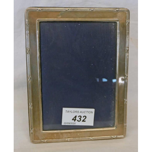 432 - RECTANGULAR SILVER FRAME LONDON 1973, OVERALL 15.5 X 11.5 CM